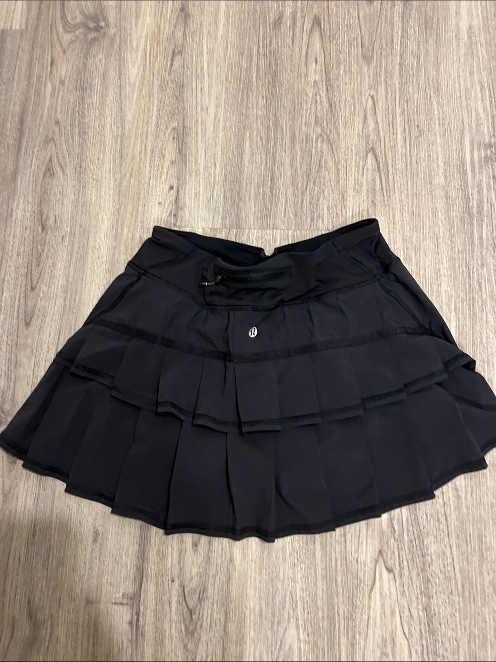 lululemon athletica Black Tiered Pleated pace setter size 6